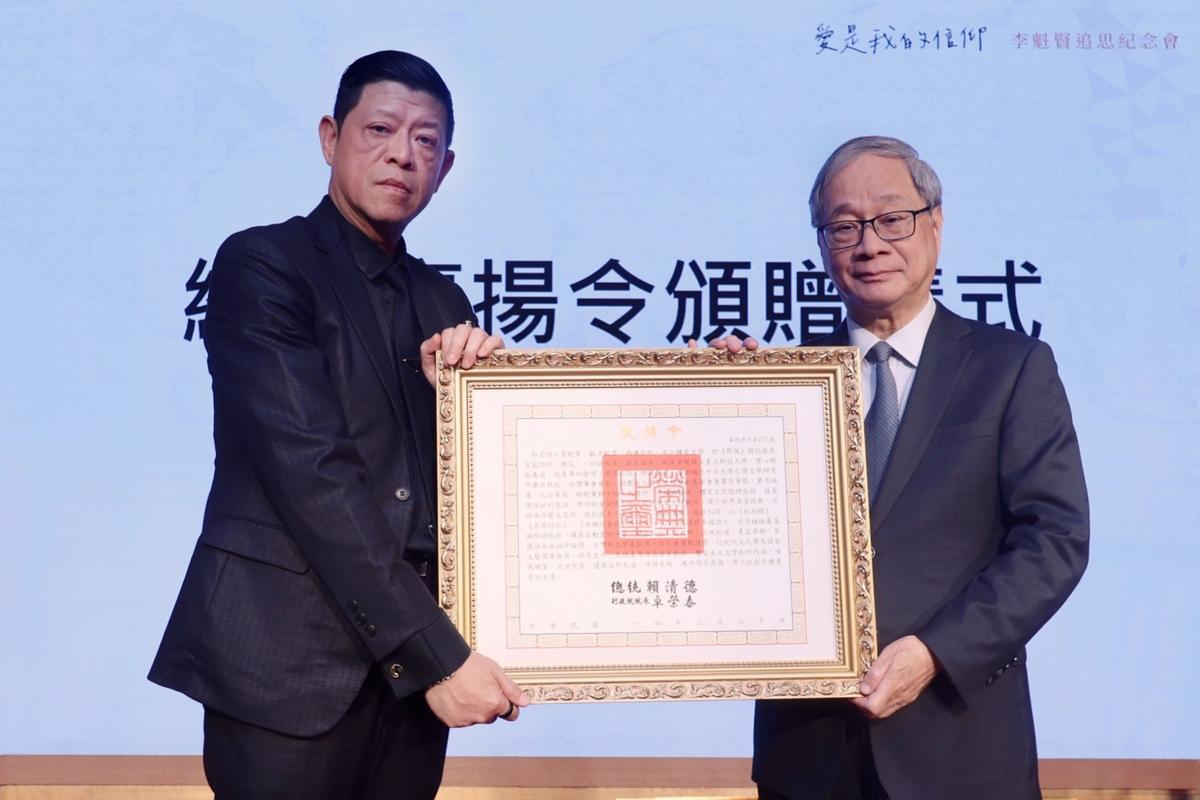 文化部長李遠（右）代表頒贈總統褒揚令，由李魁賢兒子李斯棐代表受贈，表彰其對臺灣詩壇的影響與貢獻。 圖：文化部提供