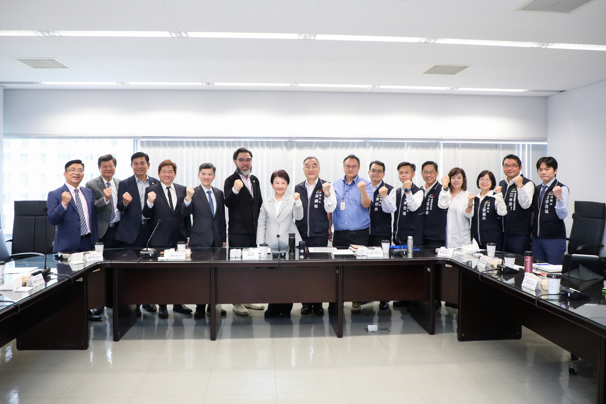 台中市政府今日邀集台中市產業公協會代表進行企業座談，市長盧秀燕向中央喊話，呼籲中央一年內不要抽緊銀根、立法院不分朝野盡速通過880億元協助方案等，全力協助企業減輕此波美國關稅衝擊。 圖：台中市政府/提供