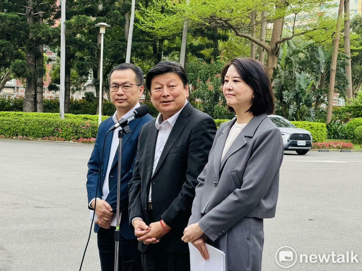 國民黨團總召傅崐萁會後受訪時表示，會中聽到卓榮泰提出對勞工、產業紓困共880億的特別預算，本於解救2300萬鄉親的立場，國民黨團願意協助。 圖；謝莉慧/攝