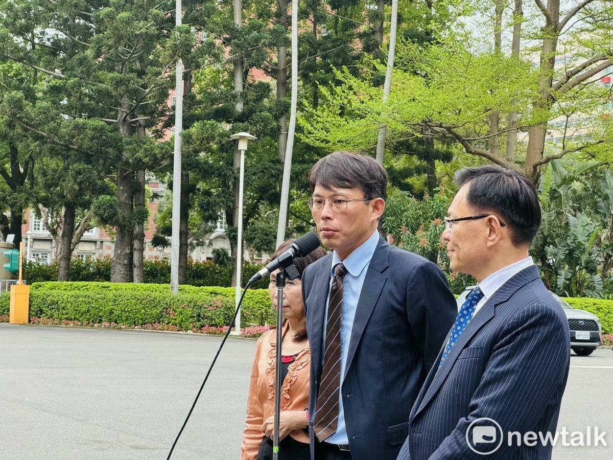 行政院長卓榮泰今（7）日下午邀請朝野黨團三長到政院玉山廳會商美國對等關稅議題，民眾黨團三長會後受訪。 圖：謝莉慧/攝