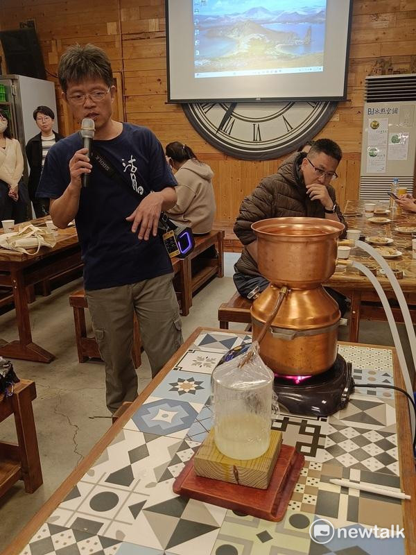 主人講述純露的製作原理。 圖：唐復年/攝