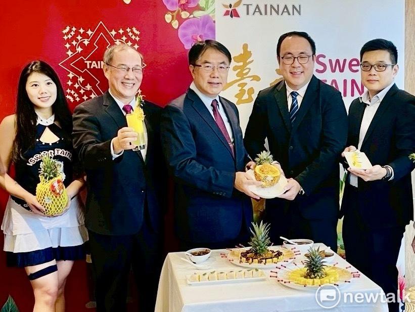 今日是新加坡國際食品展開展前一日，臺南市政府於新加坡舉行「臺南鳳梨行銷記者會」，由臺南市長黃偉哲到場力推臺南鳳梨。 圖：台南市政府提供
