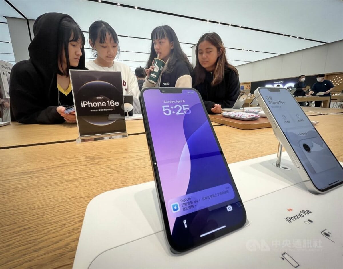 圖為台北市信義區民眾於蘋果專賣店體驗展示商品。 圖：中央社提供