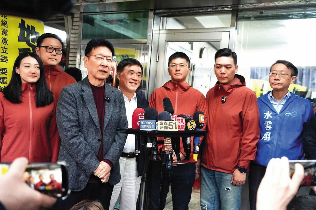 國民黨評估罷免綠委吳思瑤行動，是以罷制罷最有望成功一案，黨內大咖紛紛前往打氣。 圖：翻攝賴苡任臉書