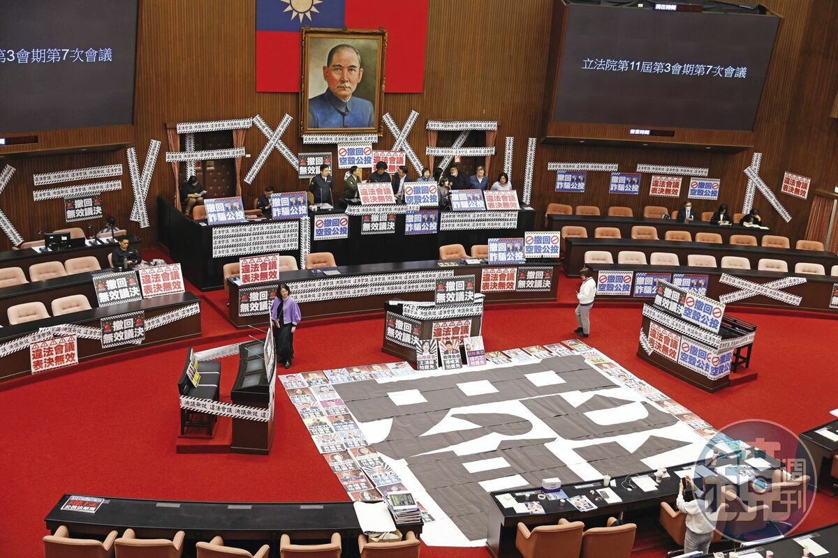 國民黨3月25日奇襲完成2公投案逕付二讀，民進黨為此連續杯葛院會，議場充滿抗議手板。 圖：鏡傳媒