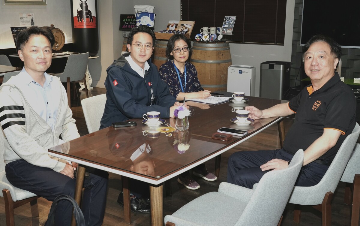 廖泰翔(左二)親自拜會鄭再興(右一)，深入了解在地企業可能面臨的挑戰。 圖：高雄市經發局/提供