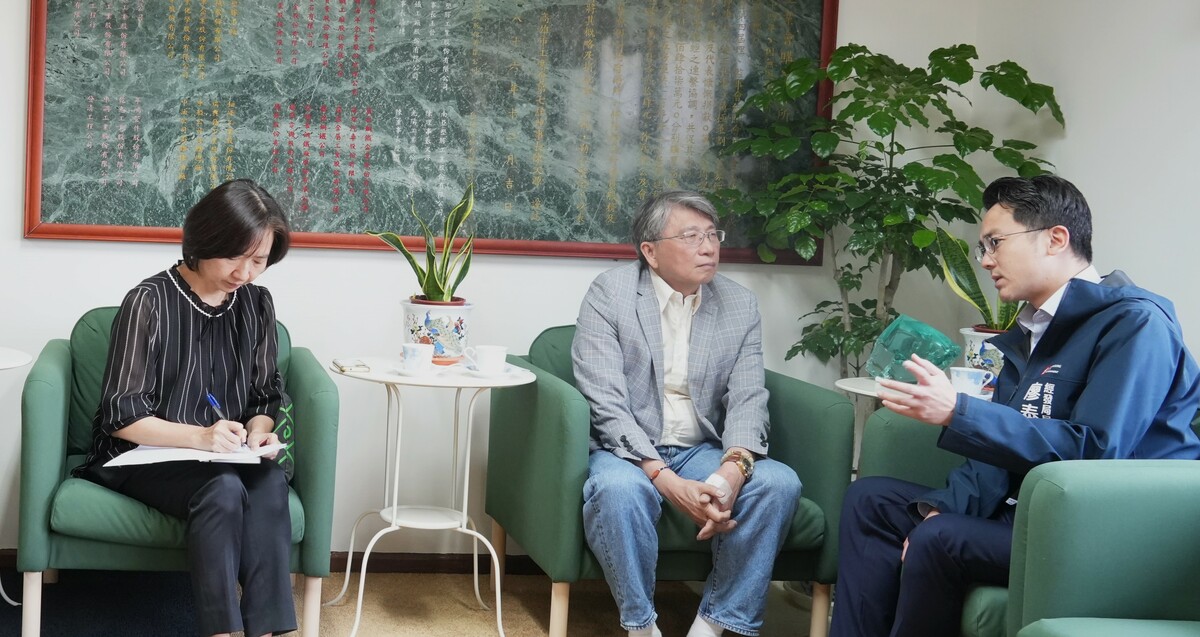 廖泰翔(右)拜會李威穎(中)，深入了解在地企業可能面臨的挑戰。 圖：高雄市經發局/提供