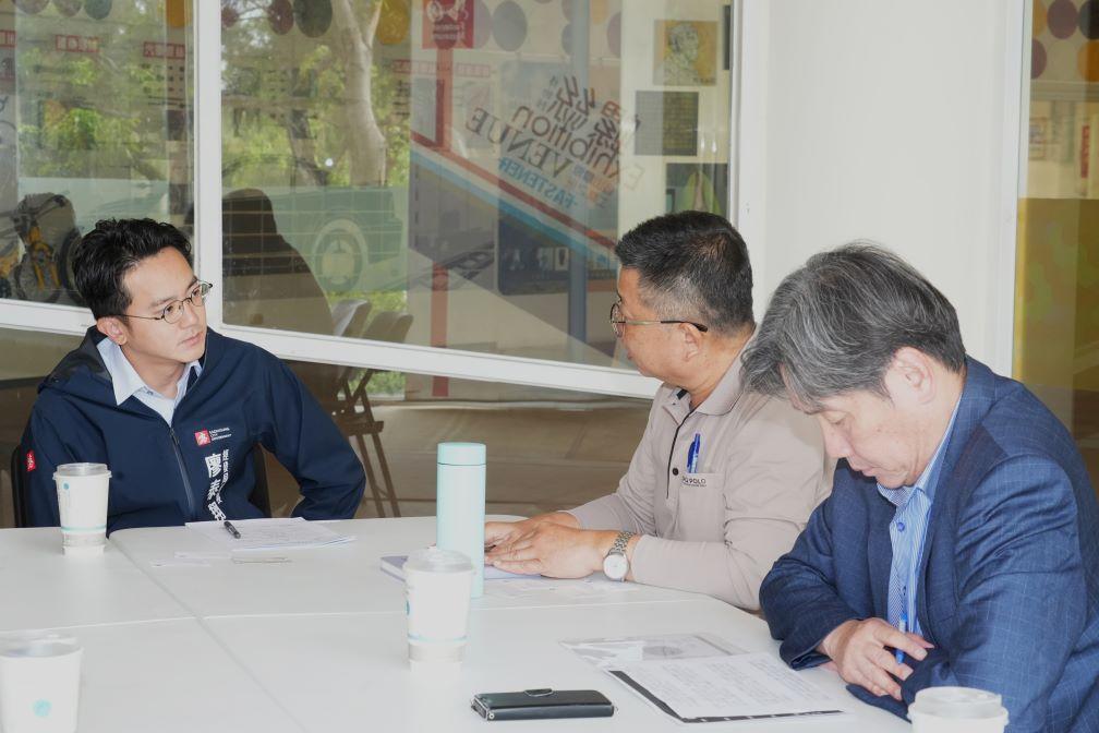 廖泰翔(右)拜會台灣螺絲公會，深入了解在地企業可能面臨的挑戰。 圖：高雄市經發局/提供