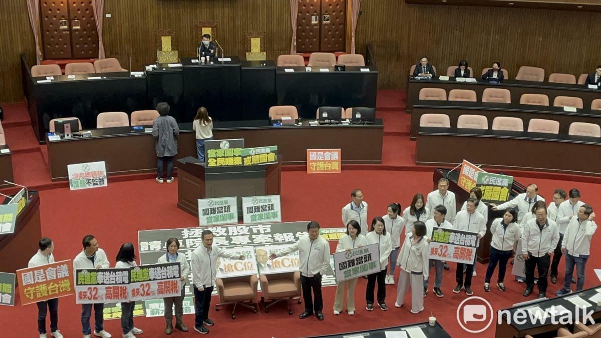 民進黨團在立法院議場拉布條要行政院長卓榮泰專案報告。 圖：金大鈞 / 攝