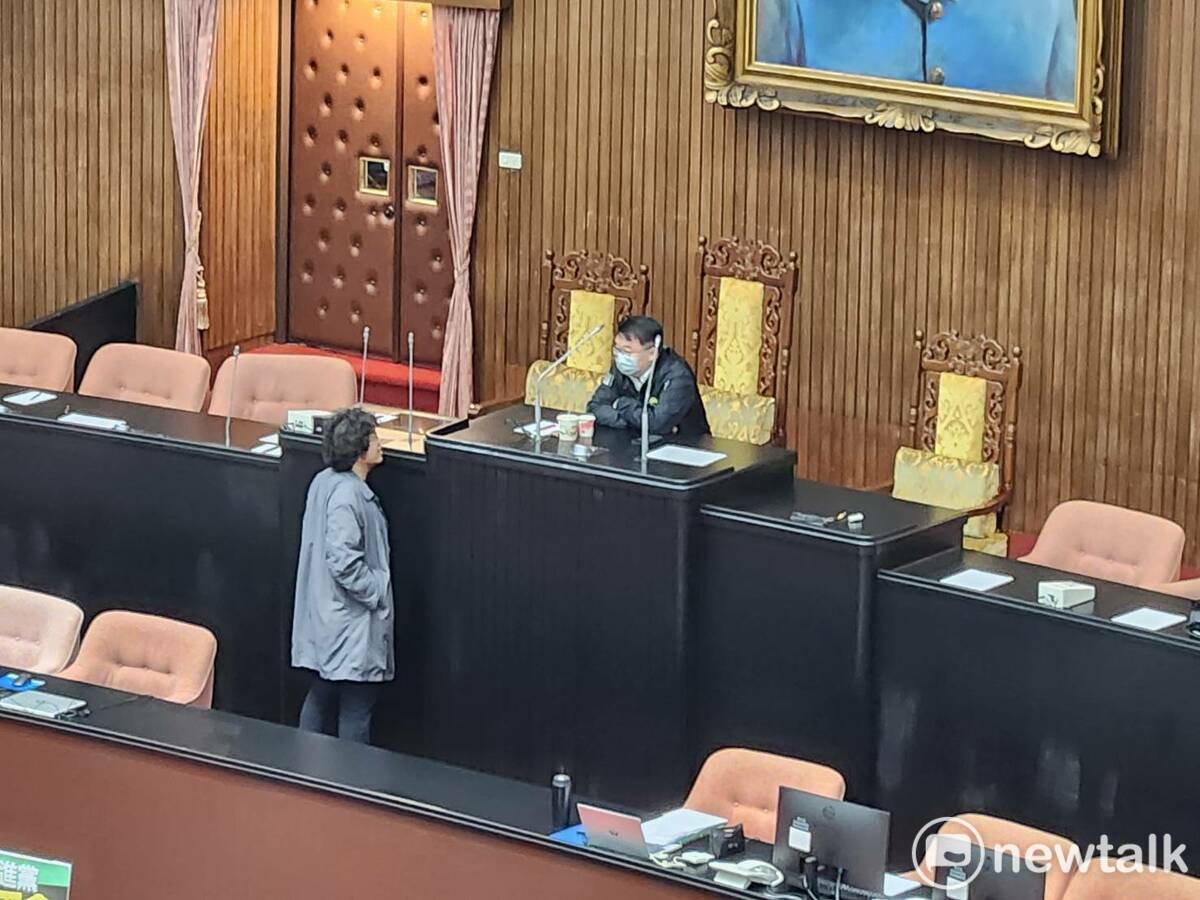 民進黨立委吳秉叡坐在議場主席台上，與民進黨立委沈伯洋交換意見。 圖：黃建豪/攝（資料照）