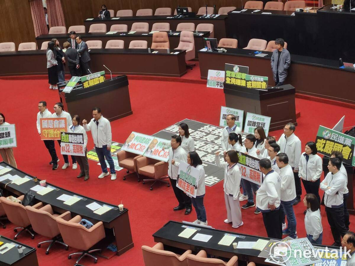 國民黨團於議場內抗議民進黨當家鬧事。 圖：黃建豪/攝