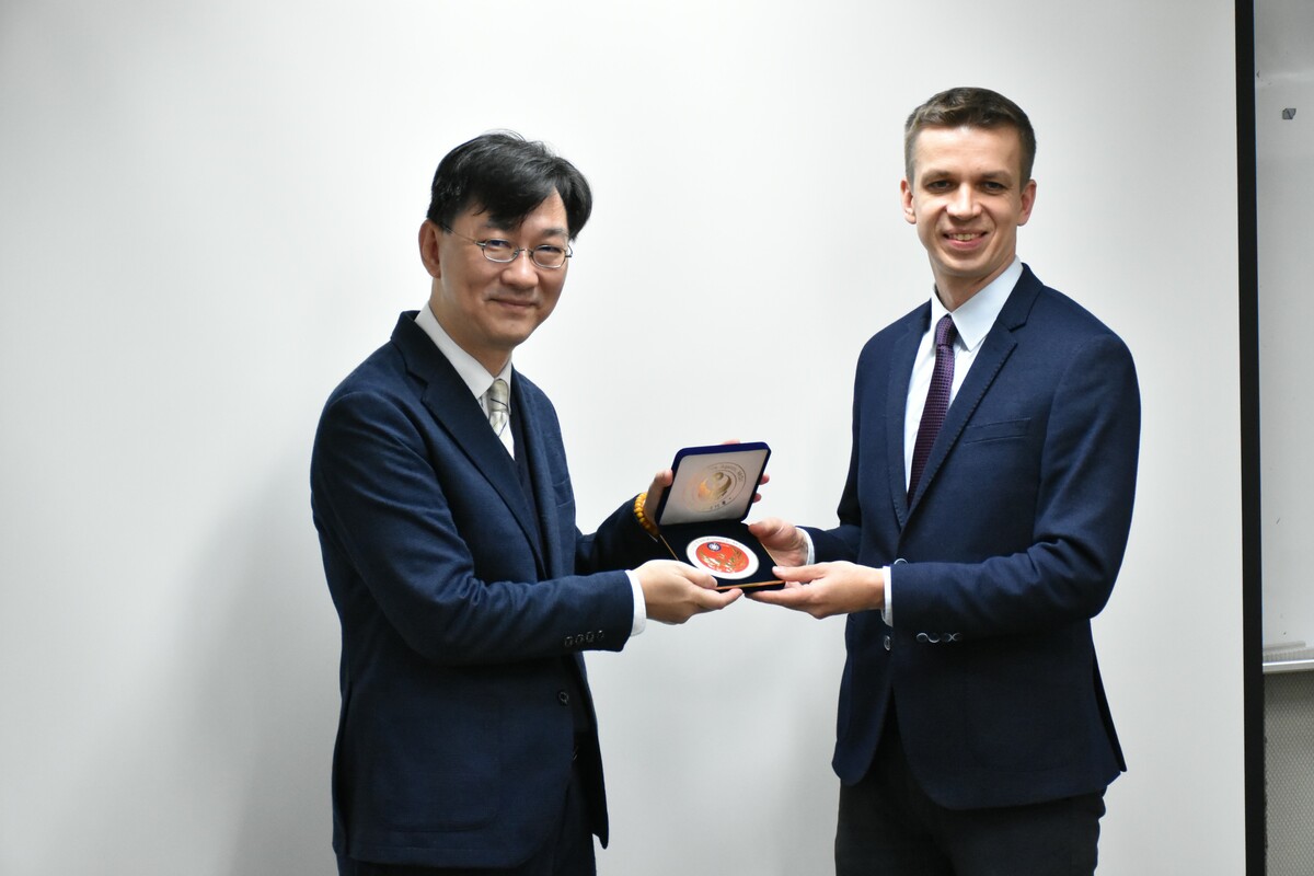 內政部次長董建宏致贈紀念品予波蘭台北辦事處副處長Łukasz Weremiuk。 圖：內政部提供