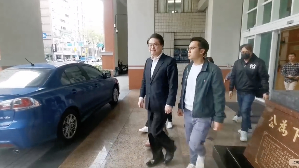 林右昌到桃園市議會民進黨團召開閉門會議。 圖：林昀真/翻攝