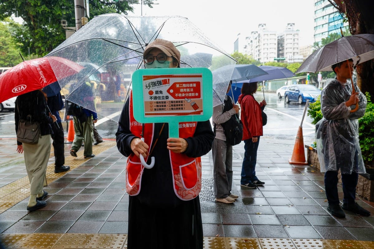 「大安強強滾 - 罷免羅智強」團隊批評，藍白借國際危機轉移焦點，掩飾自身過錯，強調公民團隊堅定推動罷免，拒絕情緒勒索，拒絕親中政客，也拒絕政治表演。 圖：取自「大安強強滾 - 罷免羅智強」臉書（資料照）