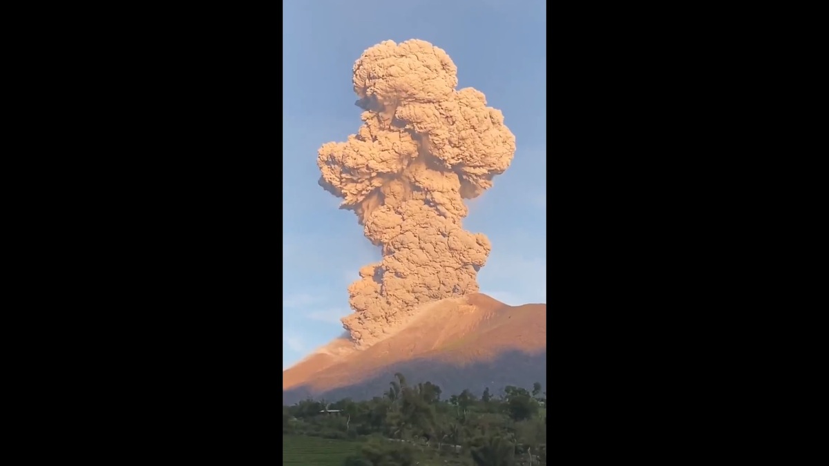 菲律賓的坎拉翁火山今日( 8 日)清晨突然噴發，並伴隨高度超過 4000 公尺的火山灰柱，引發國際社會的關注。 圖：擷取自 @nexta_tv X 分享影片