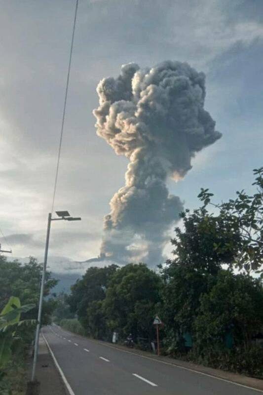 雖然坎拉翁火山噴發活動已經暫時停止，但菲律賓火山地震研究所仍維持對該火山的 3 級警戒，認為其可能再次噴發。 圖：翻攝自 @nexta_tv X 帳號