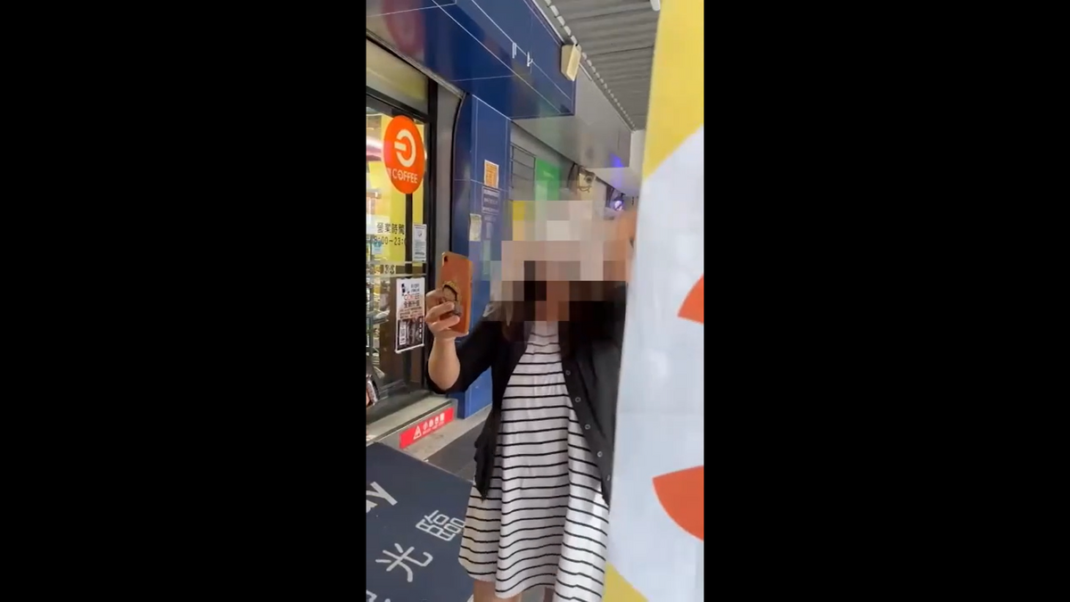 「敲羅行動」志工指控這名女子拉扯手舉較還意圖搶手機，已經向警方報報。 圖：敲羅行動罷團/提供