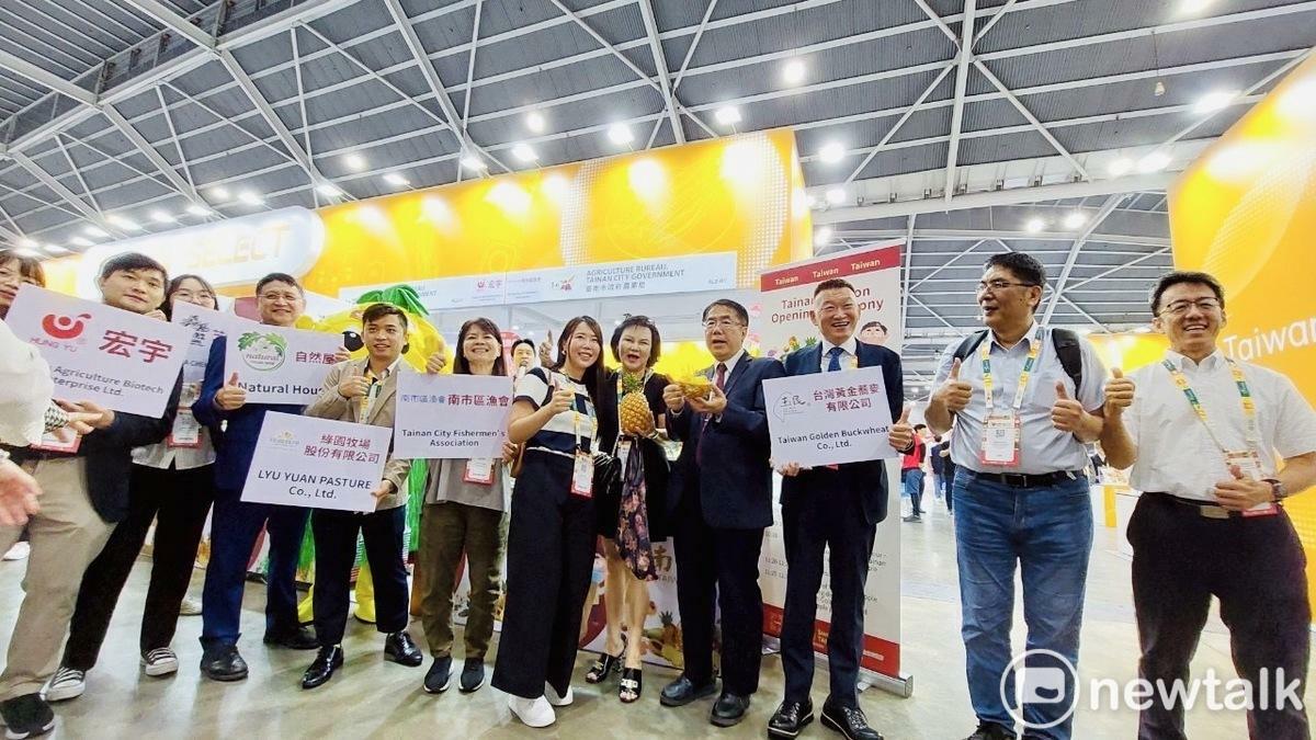 2025新加坡國際食品展（FHA 2025）今日盛大開幕，臺南市長黃偉哲親率臺南6家本地農漁產品企業組成「臺南隊」，加上市府農業局、觀旅局聯合攤位，共計4格為臺南館展區，展示共計超過50項精選農漁產品，再次拓展本市農特產品進軍新加坡食品通路。 圖：台南市政府提供