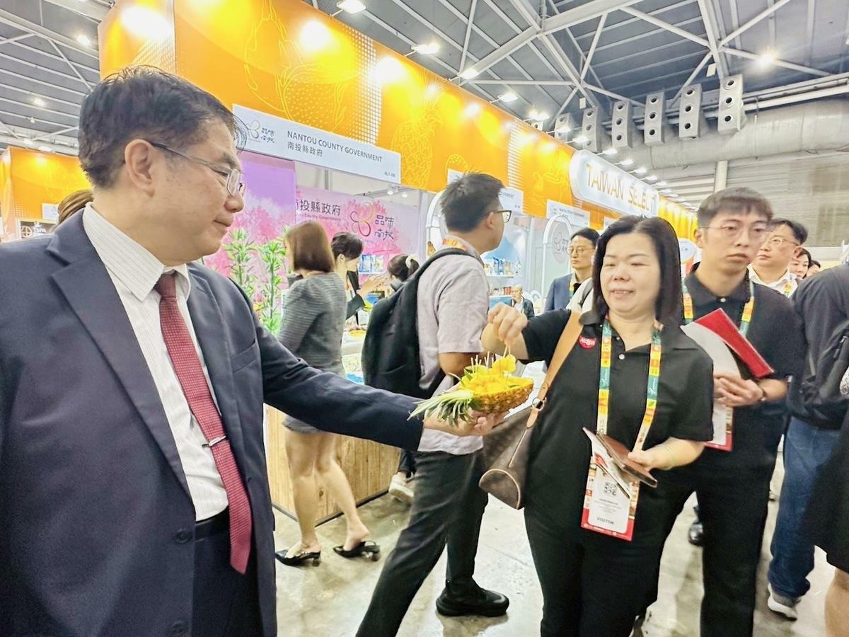 在臺南攤位上，黃市長以「臺南好禮，通通在這裡！」為口號，大聲號召現場看展民眾來到臺南攤位了解臺南特色美食與農特產以及臺南美麗的蘭花。 圖：台南市政府提供