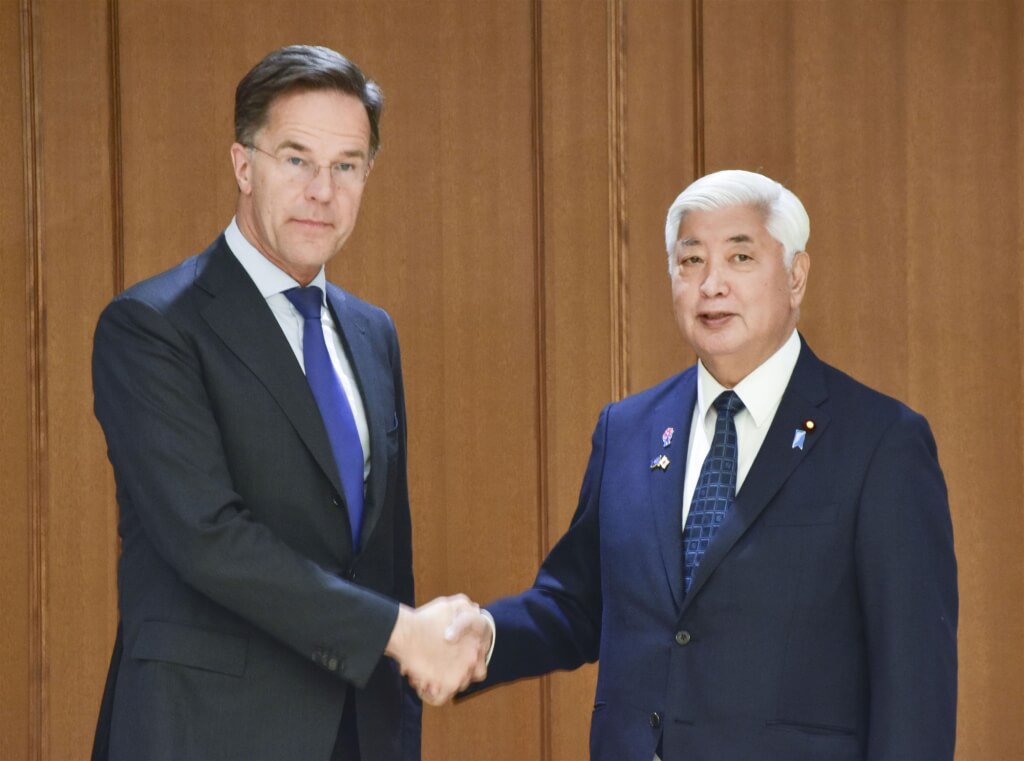 北約秘書長呂特（左）8日與日本防衛大臣中谷元（右）會晤。（共同社） 圖：中央社提供