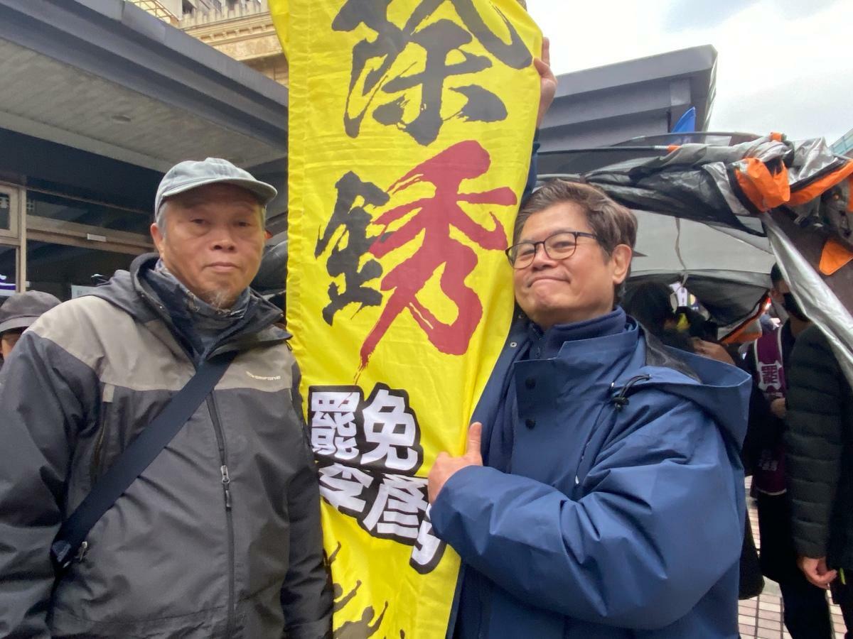 曾因怒嗆國民黨立委陳玉珍而獲得「戰神」封號的金鐘獎最佳編劇陳世杰（右），與台北電影獎最佳攝影周以文攜手合作，以短短37秒的影片，在冷靜中直指長照福利在修法後將面臨的可怕後果， 圖：「Taiwan Action」團隊提供