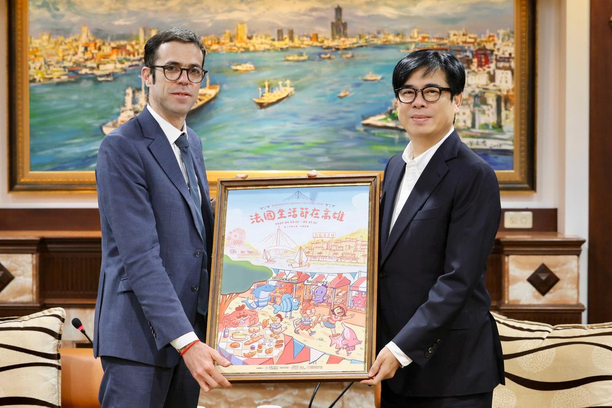 龍燁(左)拜會陳其邁(右)再度合作「2025法國生活節在高雄」、教育及產業合作等議題深入交流。 圖：高雄市行國處/提供