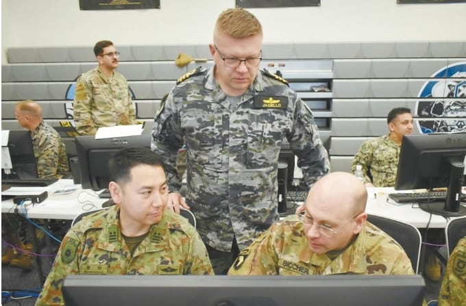美軍與日軍在利刃2024聯合軍演的兵推現場。 圖 : 翻攝自騰訊網