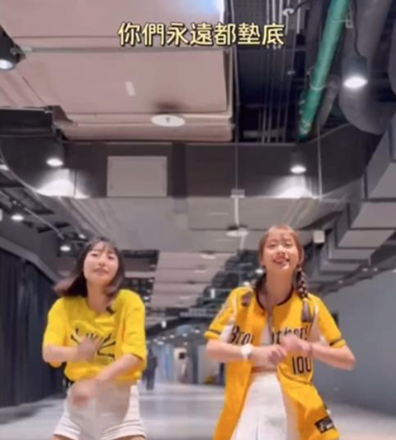 王妡日前拍攝影片大跳富邦招牌應援曲，但她卻將歌詞改編，「我們每年拿第一，你們年年都墊底」，嘲諷前東家，引發球迷不滿。 圖：翻攝自王妡IG