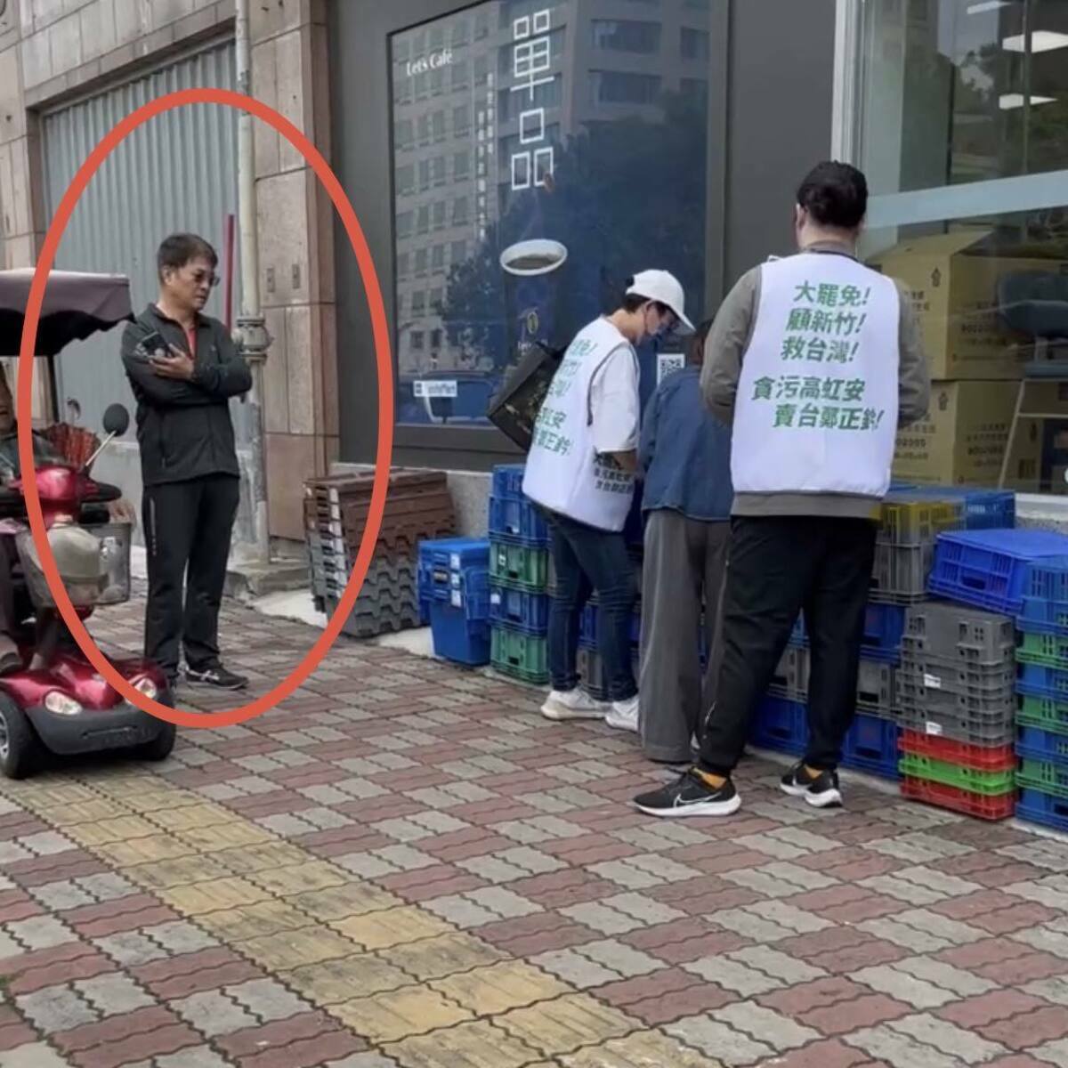 新竹市雙罷志工8日上午在新源市場進行罷免連署，領銜人戴振博指控竹市武功里的里長陳海鋒，公然叫囂恐嚇。 圖：取自戴振博臉書