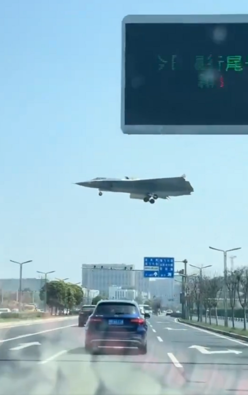 近日一部殲-36 從公路車流上方超低空飛越的影片在網上曝光。 圖：翻攝自極光 X 帳號