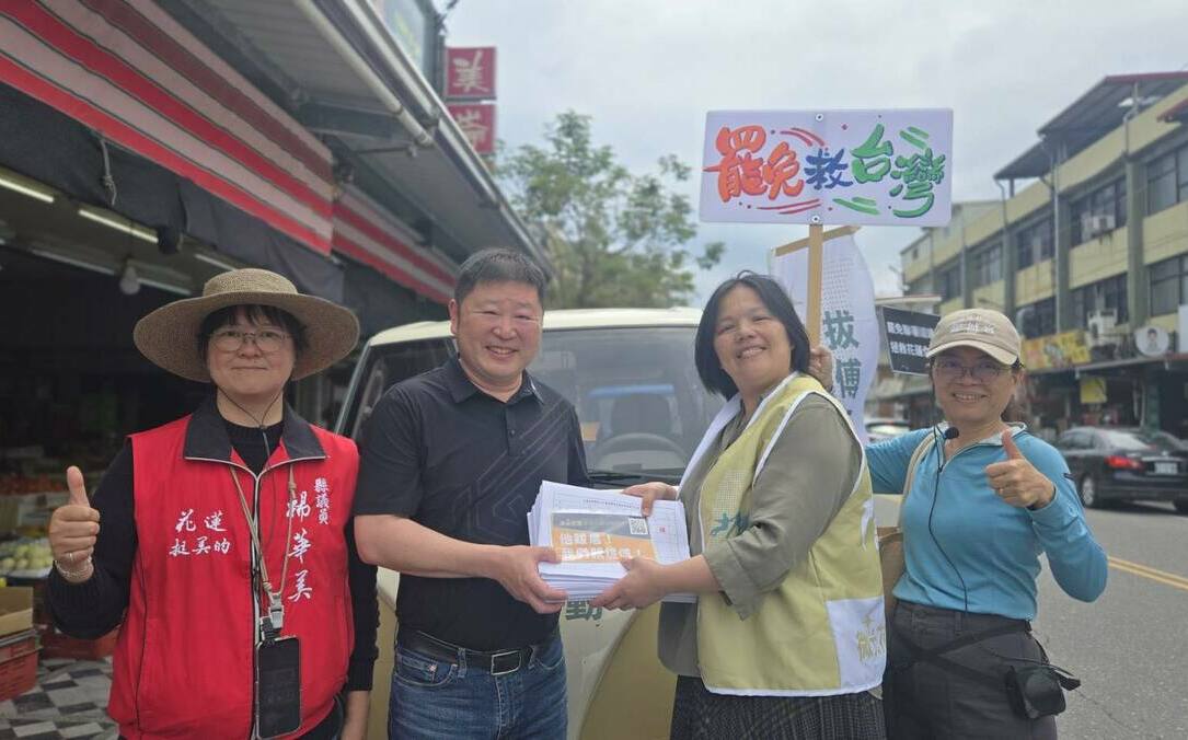 花蓮拔傅行動 議長張峻「超給力」繳1500份連署書