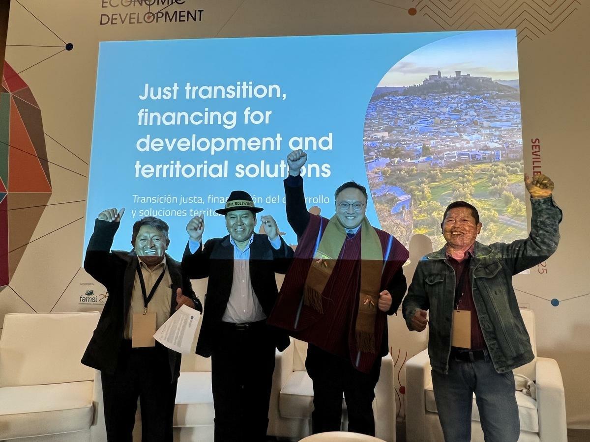 台中市副市長鄭照新與玻利維亞市政協會聯盟-fam-bolivia-簽署合作交流意向書草約。 圖：台中市政府/提供
