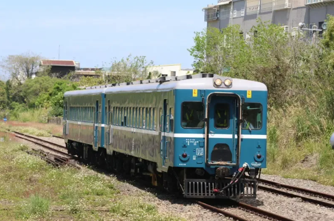 台鐵DR2400型柴油客車郵輪列車，將於4月19日及4月26日在內灣線鳴笛起航，限量800席，將分別於4月11日和18日開賣，旅客持車票可兌換禮包。 圖：台鐵公司／提供