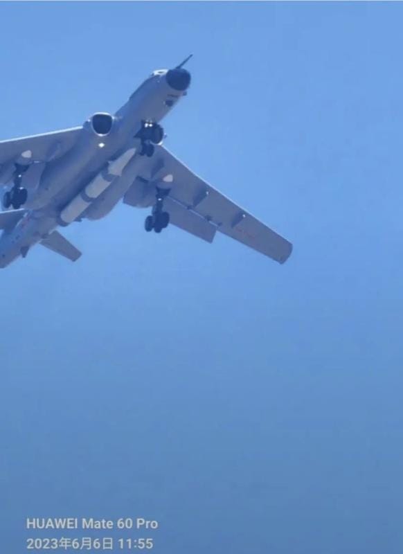 近日網上流傳一張照片，內容是轟-6N 掛載一枚空射彈道導彈。 圖：翻攝自河東三叔