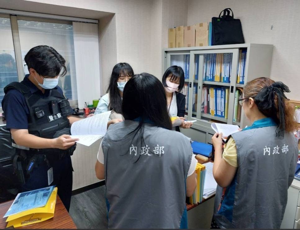 為落實政府對社會團體之輔導，內政部每年針對全國性社會團體進行分階段會務清查，結果發現22家辦理兩岸交流、新住民相關業務的社會團體，有19家會務未正常運作，比例高達86%。 圖：內政部提供