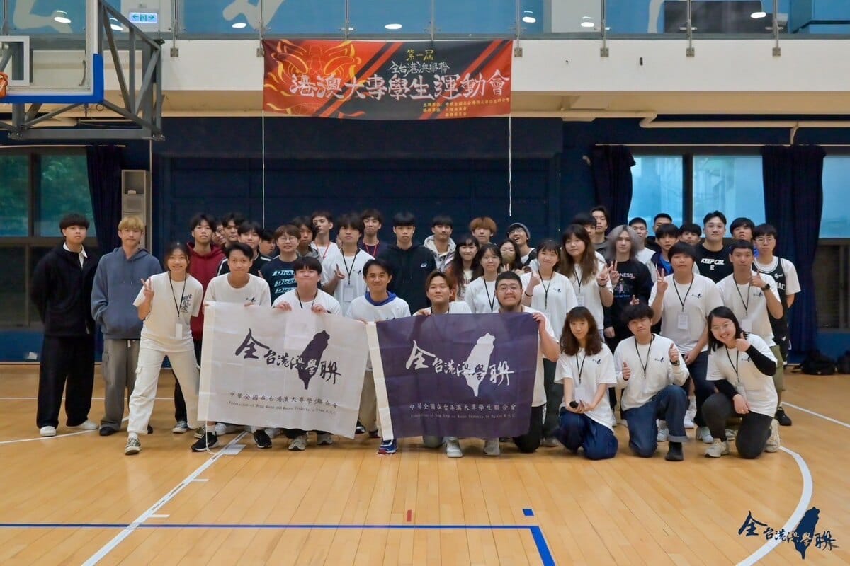 大陸委員會港澳蒙藏處蔡孟潔科長及與會港澳同學合影。 圖：台港經濟文化合作策進會提供