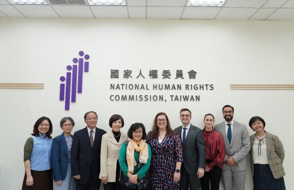 盧森堡國會議員薇特（右5）等人8日拜訪國家人權委員會，並與人權會副主委王幼玲（左5）等人交流。 圖：中央社（人權會提供）