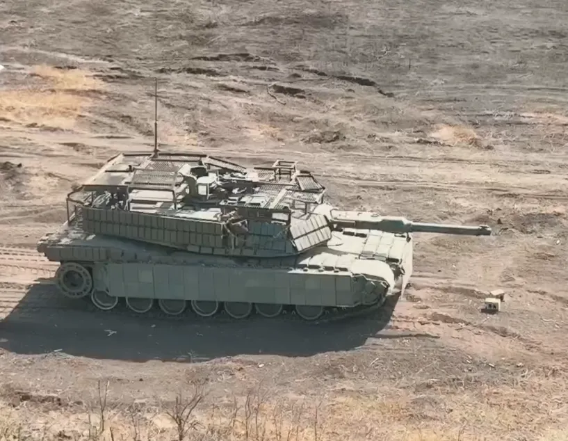 隨著 M1A1 損耗接近極限，烏軍恐將不得不全面停止使用該型主戰坦克。 圖：翻攝自 騰訊新聞