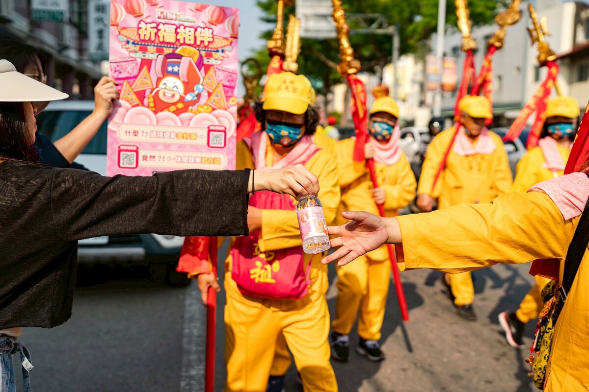 休息車配備搖扇跟瓶裝水，讓信眾補充體力。 圖：網銀國際／提供