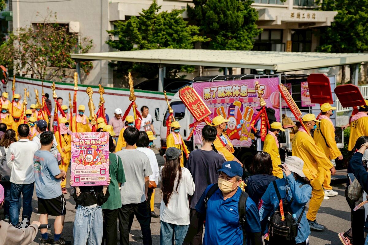《星城Online》遶境休息車祈福相伴，供走累民眾休息。 圖：網銀國際／提供