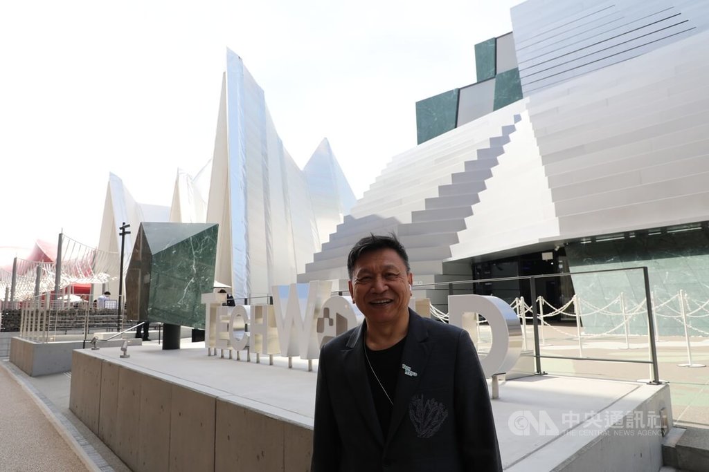 大阪關西世博13日開幕，台灣推出TECH WORLD館，以台灣的山脈為概念設計的白色建築，意味台灣好山、好風光。TECH WORLD館館長、外貿協會副秘書長邱揮立9日向來訪的媒體解說。 圖：中央社提供