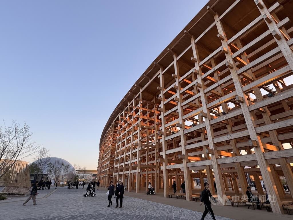 大阪世博會場的「大屋根環形迴廊」（大圓屋頂迴廊），已獲得金氏世界紀錄認證，是世界最大的木造建築。此由日本建築大師藤本壯介打造，大圓圈的意象代表著世博本屆理念「多元且合而為一」。 圖：中央社提供