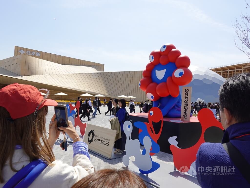 大阪世博預計4月12日舉行開幕典禮，展期從4月13日至10月13日止，可望吸引約2800萬人次進場，估經濟效益近3兆日圓（約新台幣6945億元）。圖為大阪世博吉祥物「脈脈」。 圖：中央社提供