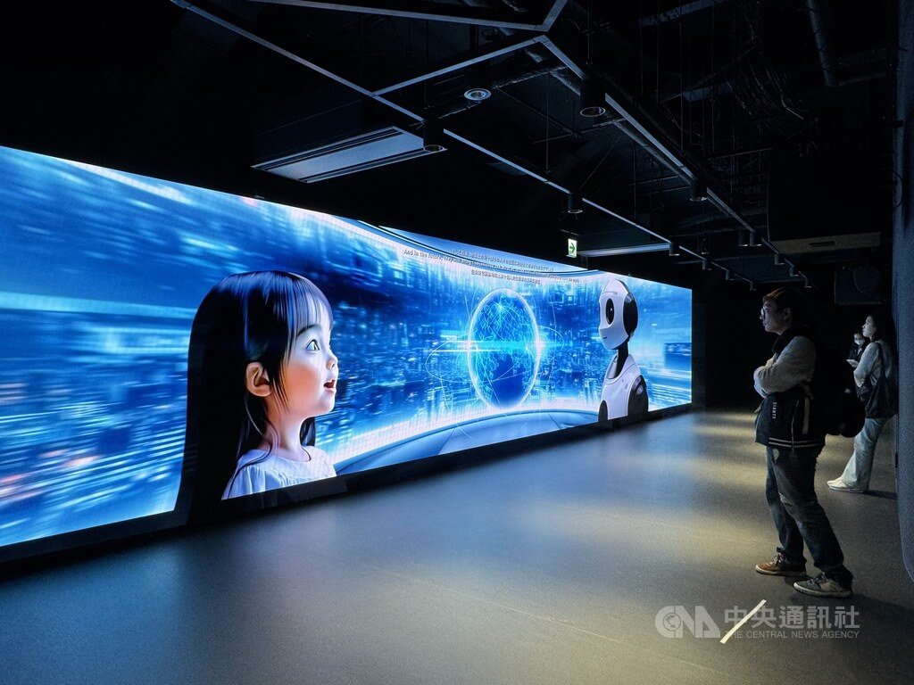 大阪世博即將開幕，台灣推出TECH WORLD館，其內有以生命、自然、未來為主題的3座劇場。未來劇場（圖）則主打互動及立體影像技術，使用長13公尺、寬2.4公尺的超長型Mini LED螢幕，帶領參觀者走入未來美好生活。 圖：中央社提供