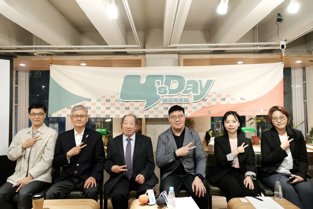 Y’s Day「週三青年日」提供9日晚上舉辦第100場「世界在台灣的窗口：駐外使館大揭秘！」舞台上從左到右依序為石原忠浩、李光章、林逸民、王文岳、金建希、郭玫岑。 圖：Y’s Day「週三青年日」提供