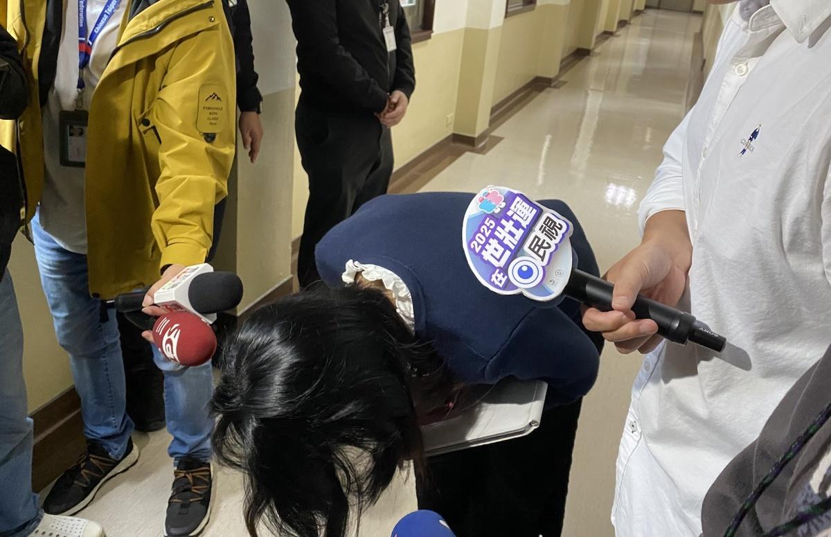 國民黨立委徐巧芯對共諜案質詢，誤植外交部官員照片鞠躬致歉。 圖：林朝億/攝（資料照）