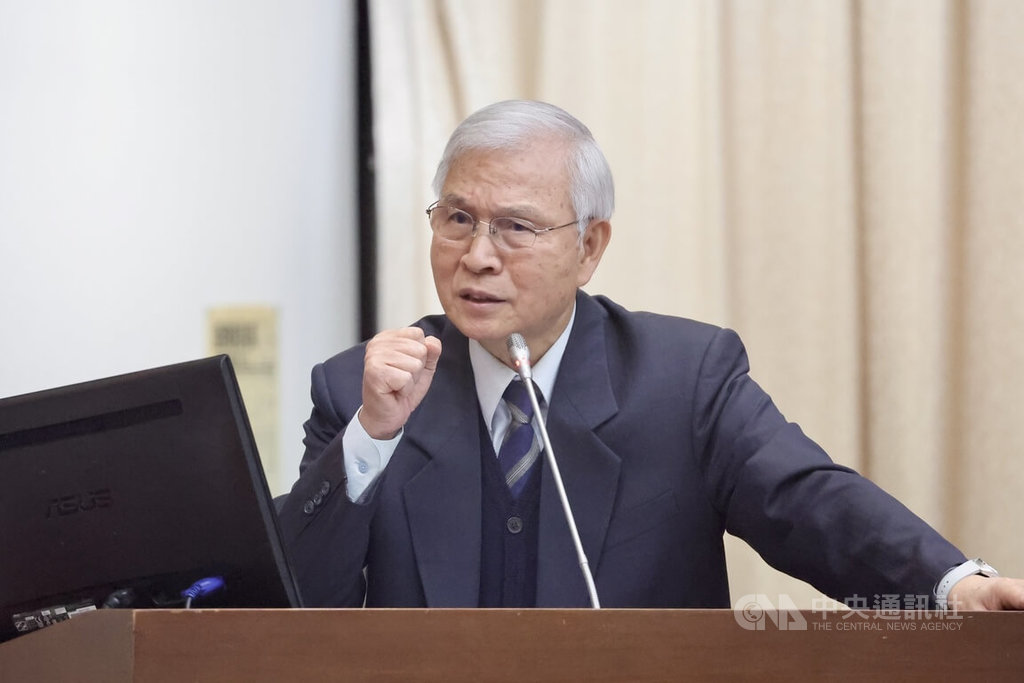 美國總統川普暫緩高額對等關稅措施，政策急轉彎。中央銀行總裁楊金龍（圖）10日在立法院備詢時表示，對等關稅措施上路後，美股大跌，而後川普宣布暫緩高額對等關稅措施，「我的觀察認為，他（川普）也緊張了」，如果不是緊張，不會做出暫緩關稅的決定。 圖：中央社