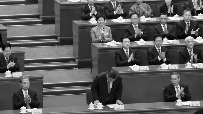 近期中國國內政治版圖出現多種「異象」，不但有太子黨團體公開轉發批評中央政府的文章，眾多高級官員參與的中央周邊工作會議也出現數起不尋常的現象，有網友分析認為，中國高層目前可能已經陷入激烈的鬥爭漩渦之中。 圖：翻攝自 @DXDWX999 X 帳號