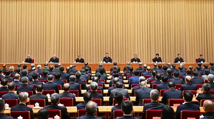 雖然包含習近平以及中央政治局常委在內的高級官員都有出席，但此次中央周邊工作會議卻是由外交部長王毅進行總結，且消失多時的中央軍委副主席何衛東也並未出現，許多網友也對上述的異常現象進行了深入的討論。 圖：翻攝自 @sunny661825 X 帳號