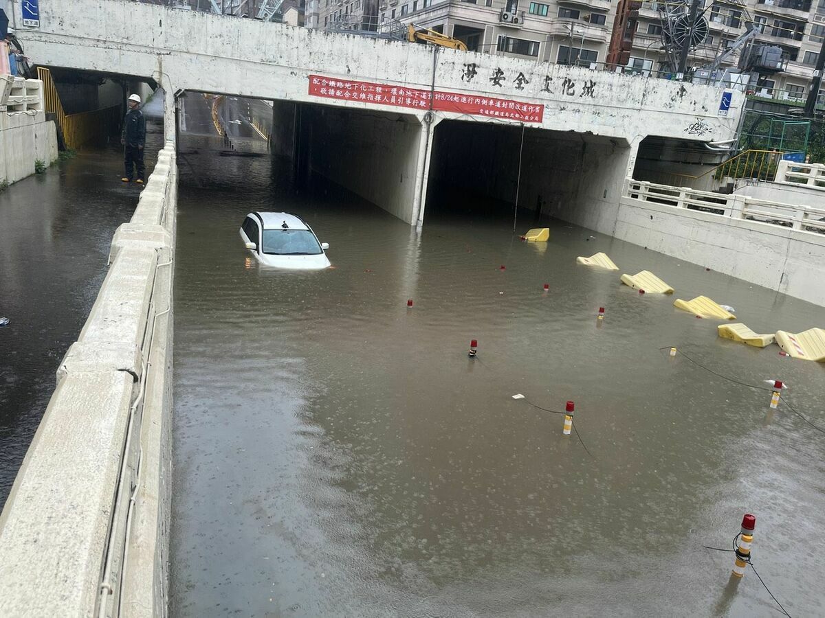 平鎮區環南地下道淹水。 圖：林昀真/翻攝